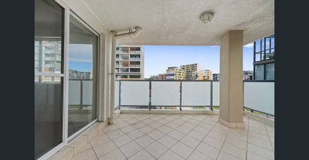 Oversized Two Bedroom Apartment In Prime Location - Photo 5