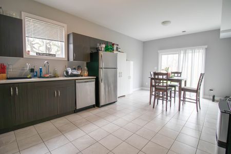 **ALL INCLUSIVE** STUDENTS ROOM FOR RENT IN A STUNNING HOUSE!! - Photo 4