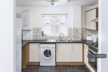 4 bedroom semi-detached house to rent - Photo 3