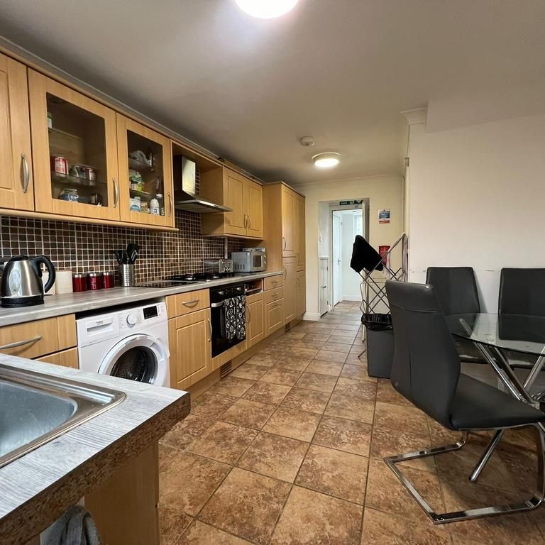 1 bedroom in a house share to rent - Photo 1