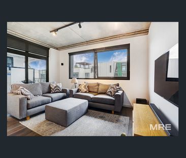 Bright and spacious living - Photo 1