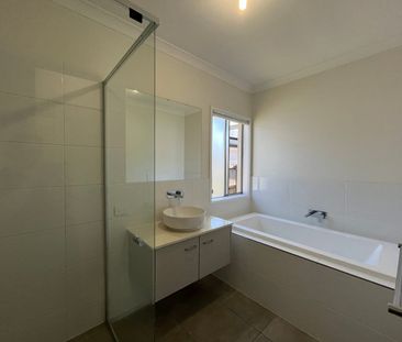 Spacious 4-Bedroom Family Home in Pimpama! - Photo 2