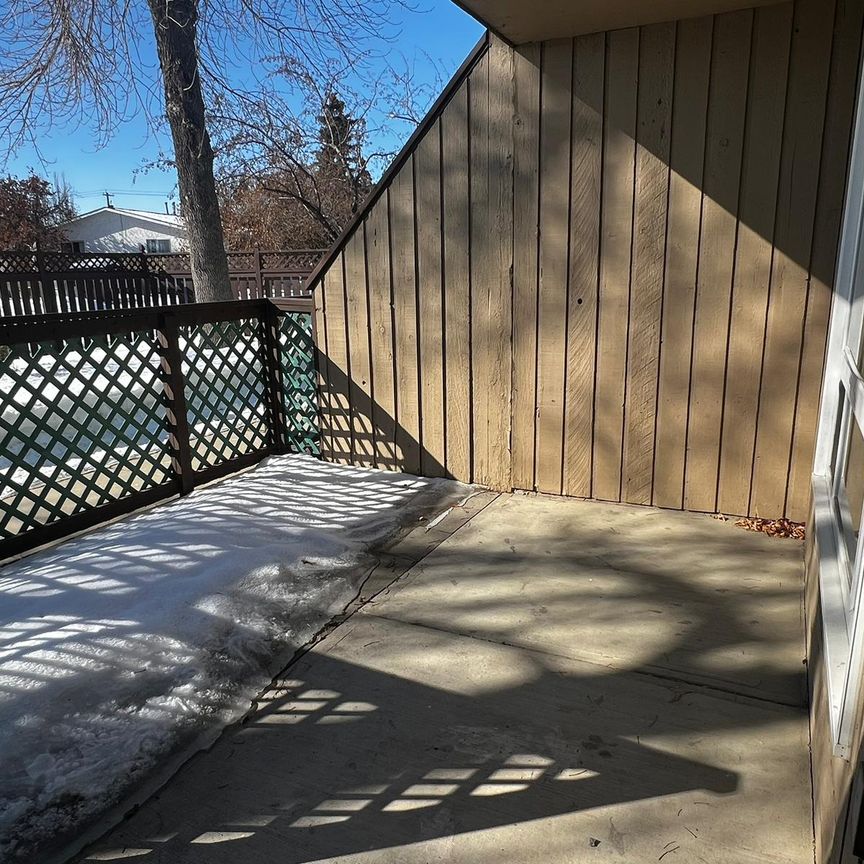 1 Bedroom Unit! Front And Back Patio Areas! In Suite Laundry! - Photo 1