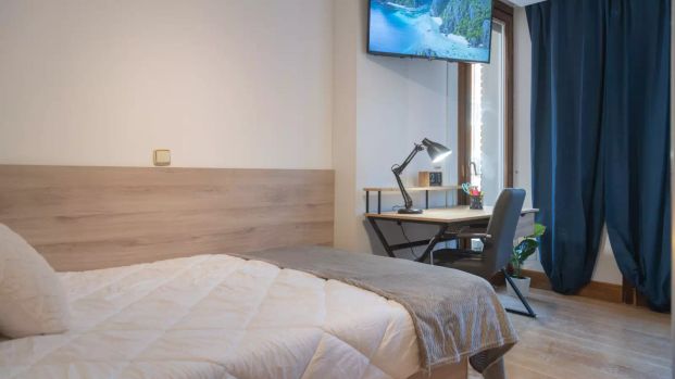 Room in a shared 11-bedroom apartment for rent in El Viso - Photo 1