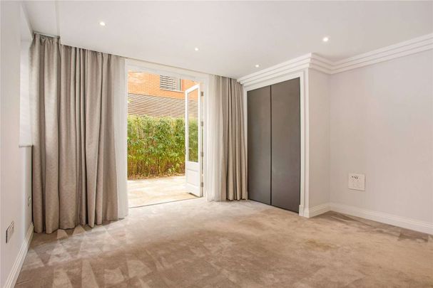 Fantastic 3 bedroom garden apartment, arranged over 2 floors with a private garden. - Photo 1