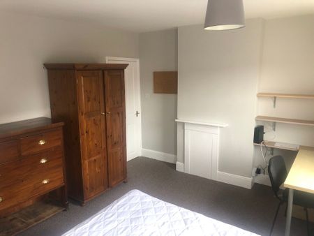 4 Bed Student Accommodation - Photo 4