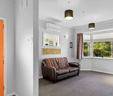 Modern 2-Bedroom Flat in the Heart of Aro Valley - Photo 3