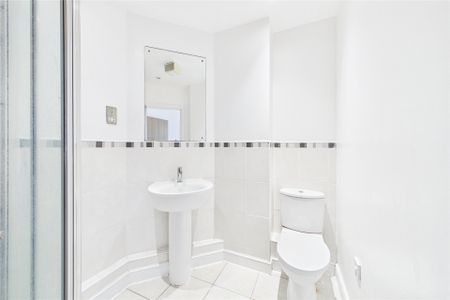 2 bedroom Flat in Heathcote Road, Camberley - Photo 5