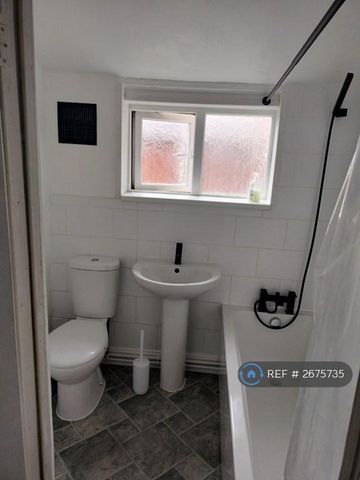 1 bedroom in a house share to rent - Photo 3