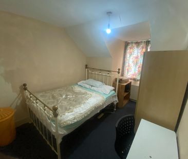 Room in a Shared Flat, Whipps Cross Road, E11 - Photo 1