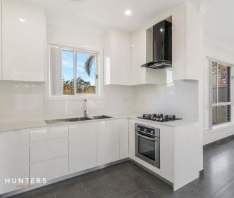 Private Entry and Spacious Flat with Private Outdoor - Photo 2