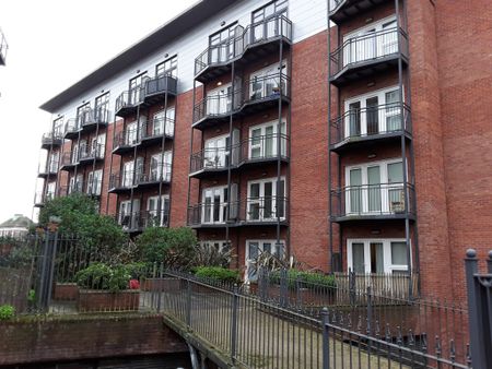 1 bed Studio Apartment - To Let - Photo 2