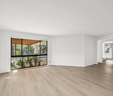 Elegant family home with swimming pool - Photo 1