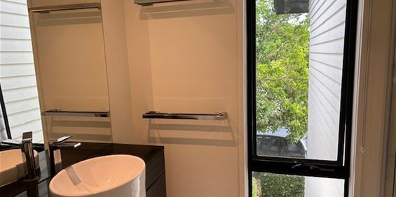 Share unit - main bedroom with Ensuite Perfect Location Hope Island - Photo 3