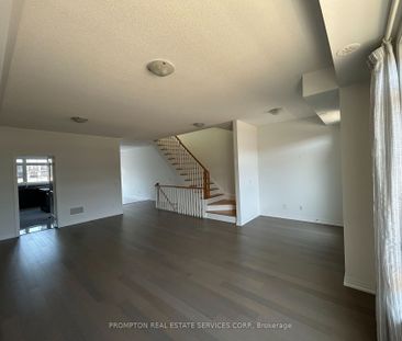 Townhouse For Lease | N8114310 - Photo 4