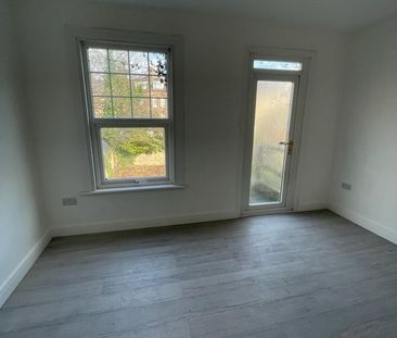 Studio Flat, Linthorpe Road, N16 - Photo 1