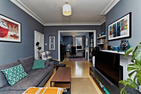 2 Bed Terraced House, Sudlow Road, SW18 - Photo 2