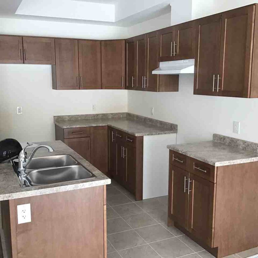 96 Sycamore Street town house — Welland, ON (3-Bedroom) - 3 Bedroom - Photo 1