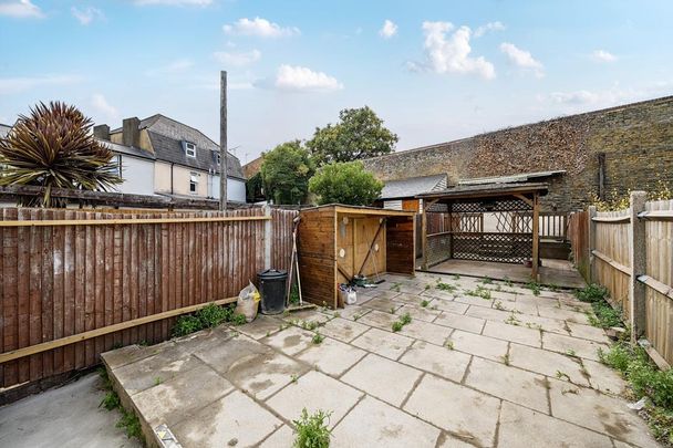 1 bedroom in a house share to rent - Photo 1