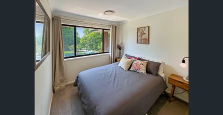 Large, two-storey home with ducted ac and solar! - Photo 3