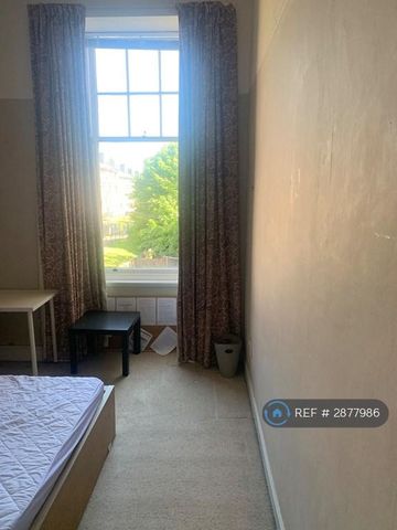 4 bedroom flat to rent - Photo 4