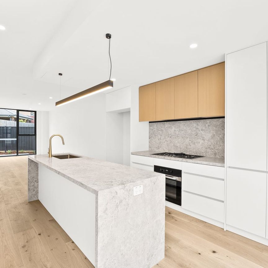 Luxury Brand-New 4-Bedroom Townhouse in Blackburn - Photo 1