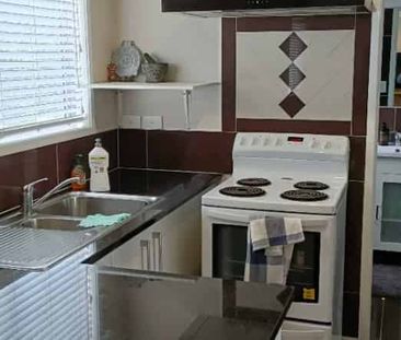 Beaufully presented two bedroom unit with a garage - Photo 1