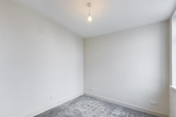 2 bedroom Flat To Let - Photo 1