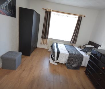 4 Bed Semi-Detached House, Honeysuckle Road, SO16 - Photo 3