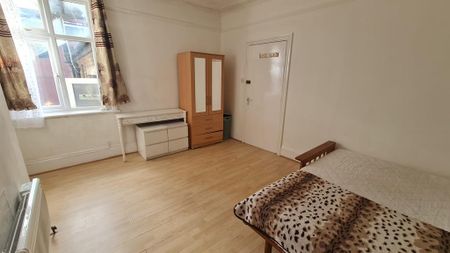 3 bedroom flat to rent - Photo 5