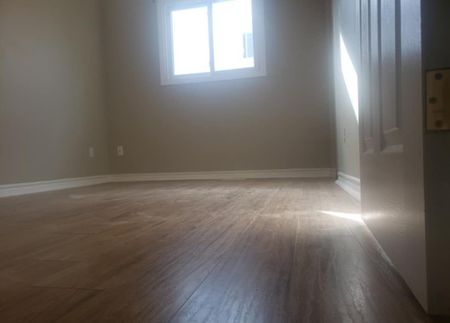 Upper level of three bedroom bungalow Barrie - Photo 2