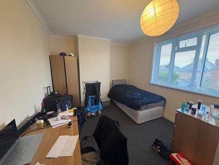 4 bedroom semi-detached house to rent - Photo 2