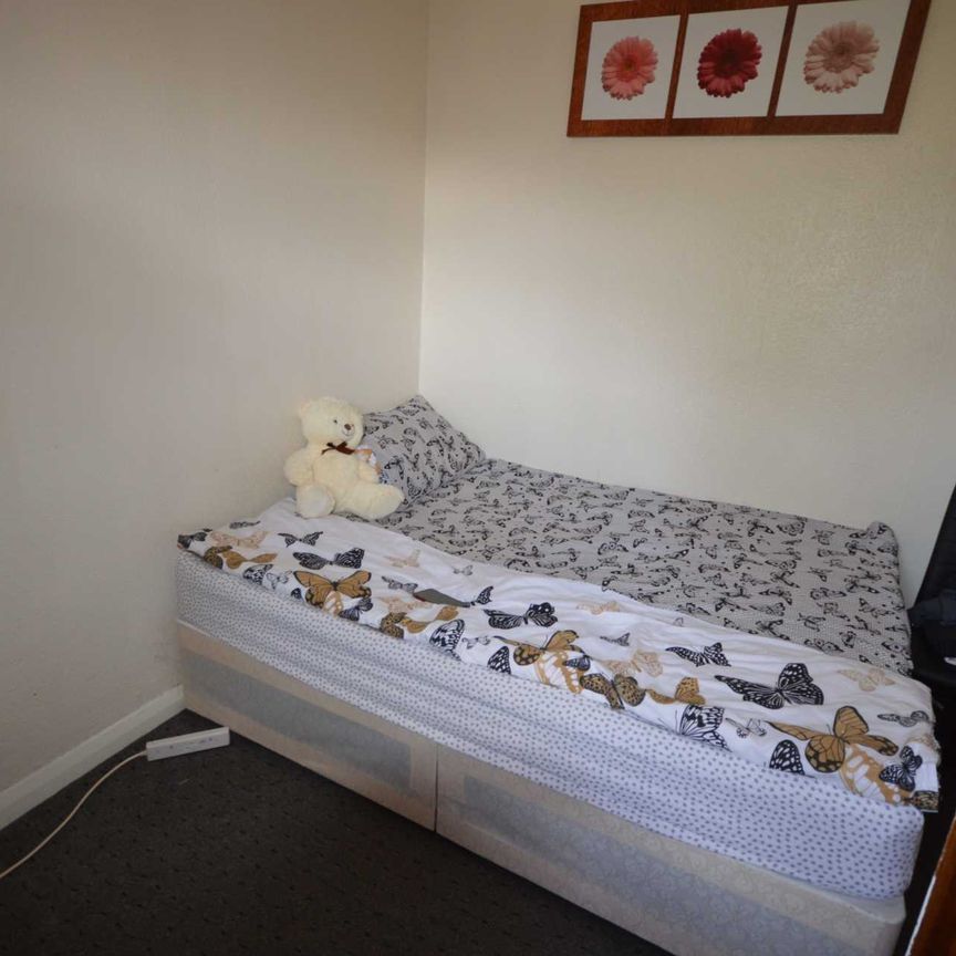 Grantham Garden, Marks Gate - Photo 1