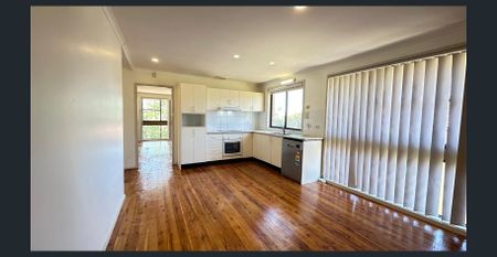 Spacious 3 Bedroom Home with Pet Friendly Yard !!! - Photo 5