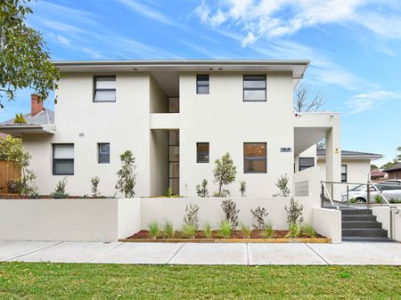 Fully furnished ,self contained studio apartment in a great location! - Photo 2
