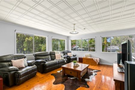 Spacious 3-Bedroom Family Home with Pool & Entertaining Areas - Photo 5