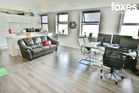 2 bed flat to rent in Victoria House, Princes Road, Ferndown, Dorset, BH22 9FP - Photo 2