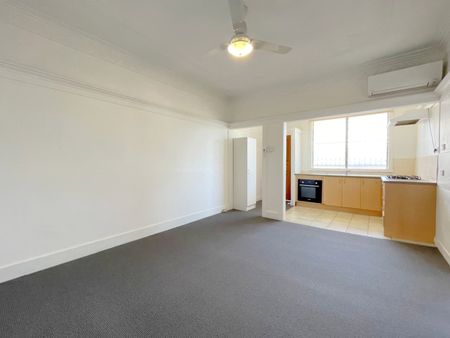 Perfectly Positioned Apartment with Unbeatable Convenience! - Photo 2