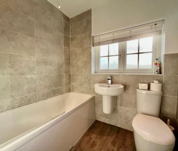 Bletchley Road, Leeds, Horsforth - Photo 2