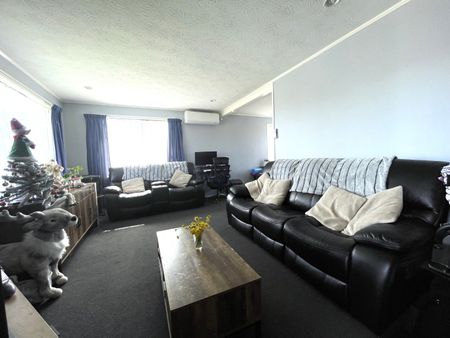 4 Bedrooms Family Home in Bucklands Beach - Photo 3