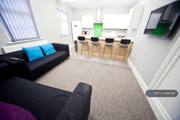 8 bedroom terraced house to rent - Photo 1