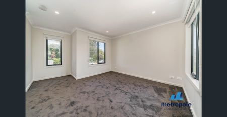 OVERSIZED TOWNHOUSE - Photo 4