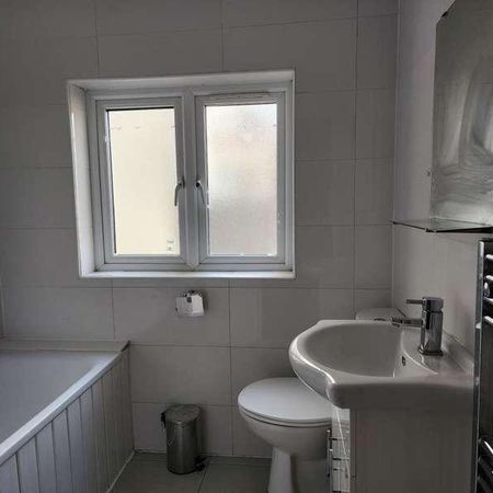 Woking, Surrey, GU21 - Photo 4