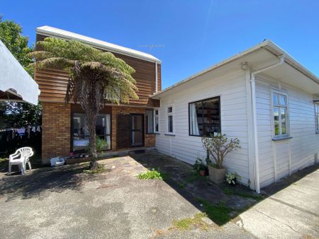 3 Bedroom Bungalow, Mount Eden - Photo 2