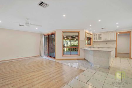 Tranquil Retreat: Elegant 4-Bedroom Home in Prestigious Nicholls Locale - Photo 2