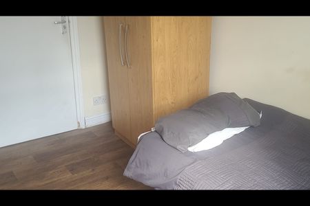 Room in a Shared House, Hastings Street, LU1 - Photo 3