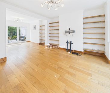 Sandringham Gardens, N12 0NY, London - Photo 2