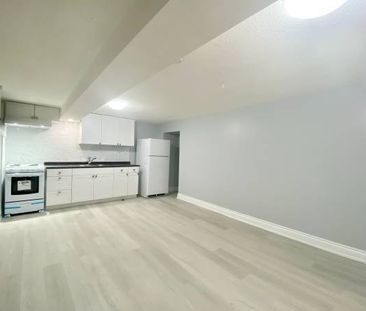 8 THORNCLIFFE AVE. # 1 - LOWER LEVEL STUDIO/ 1BATH, LAUNDRY, UTLS FREE - Photo 3