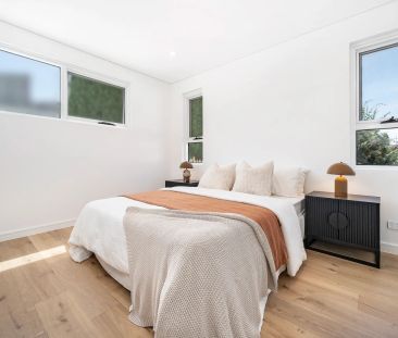 Striking contemporary home in a quiet locale - Photo 5