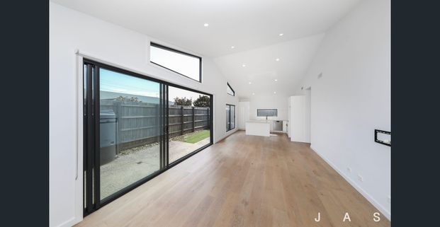 Clean lines, generous proportions, quiet & private living - Photo 1